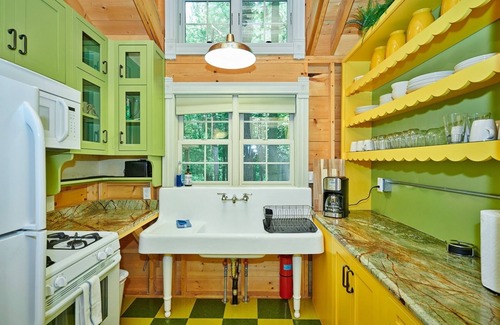 Fennville House | DollyBrook 2: Swimming Pool, Fire Place, Minutes to Lake Michigan, Dog Friendly