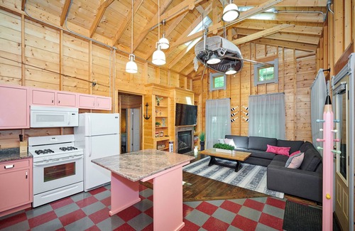 Fennville House | Dollybrook 4 - Pet friendly - community pool - groups allowed