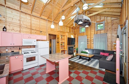 Fennville House | DollyBrook 4: Swimming Pool, Fire Place, Minutes to Lake Michigan, Dog Friendly