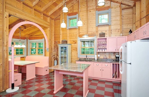 Fennville House | DollyBrook 4: Swimming Pool, Fire Place, Minutes to Lake Michigan, Dog Friendly