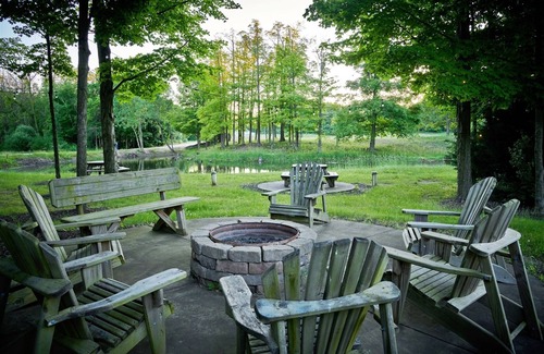 Fennville House | DollyBrook 4: Swimming Pool, Fire Place, Minutes to Lake Michigan, Dog Friendly