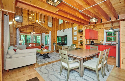 Fennville House | Dollybrook 5 - Pet Friendly - Community Pool - Groups Welcome
