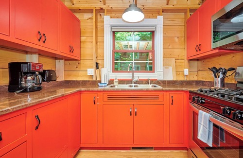 Fennville House | Dollybrook 5 - Pet Friendly - Community Pool - Groups Welcome