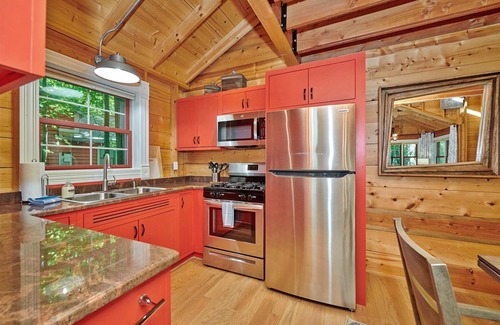 Fennville House | DollyBrook 5: Swimming Pool, Fire Place, Minutes to Lake Michigan, Dog Friendly