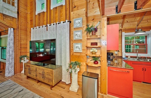 Fennville House | DollyBrook 5: Swimming Pool, Fire Place, Minutes to Lake Michigan, Dog Friendly