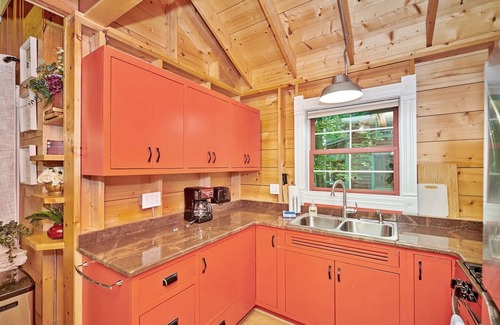 Fennville House | DollyBrook 5: Swimming Pool, Fire Place, Minutes to Lake Michigan, Dog Friendly