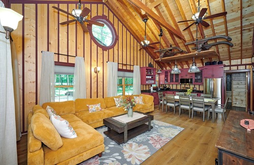 Fennville House | Dollybrook 6 - Pet Friendly - Community Pool - Groups Welcome