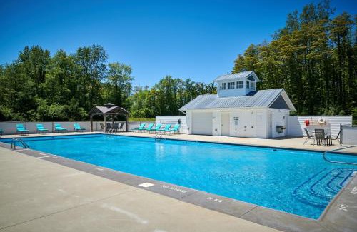 Fennville House | Dollybrook 6 Pet Friendly Community Pool Groups Welcome