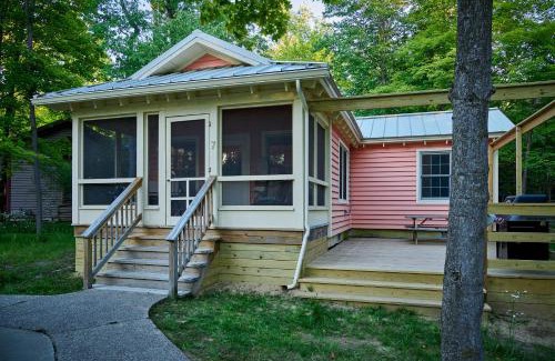 Fennville House | Dollybrook 7 Pet Friendly Community Pool Groups Welcome