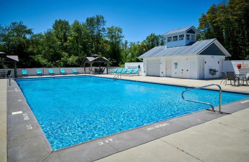 Fennville House | Dollybrook 7 Pet Friendly Community Pool Groups Welcome