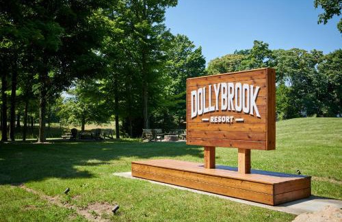 Fennville House | Dollybrook 8 Pet Friendly Community Pool Groups Welcome