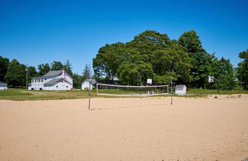 Fennville House | Dollybrook 8 Pet Friendly Community Pool Groups Welcome