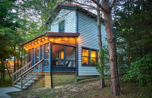 Fennville House | Dollybrook 8 Pet Friendly Community Pool Groups Welcome
