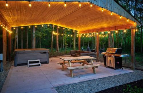 Fennville House | Dollybrook 9 Pet Friendly Community Pool Groups Welcome