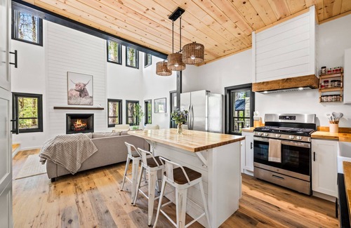 Rocky Grove Cabin | Dolly’s Mountain Retreat – Brand New & Cozy Escape