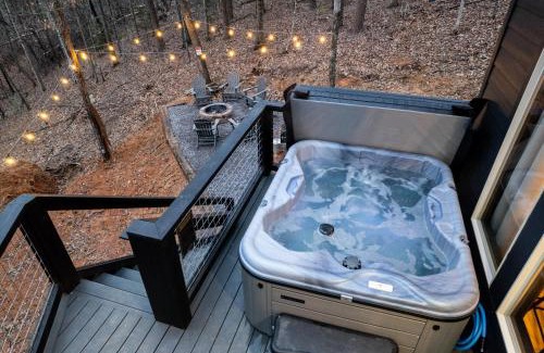 Gatlinburg - Pigeon Forge House | DOLLYWOOD! FALL SALE! Games EV Chgr Firepit Hot Tub 2 king stes