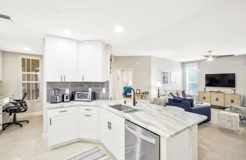 Tropical Cove Condo | Dolphin Daze at Lexington CC Lake Village