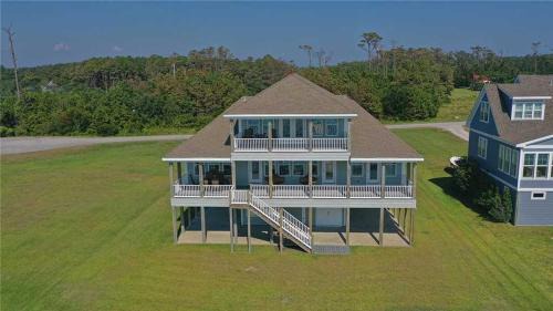 Gloucester House | Dolphin Lookout home