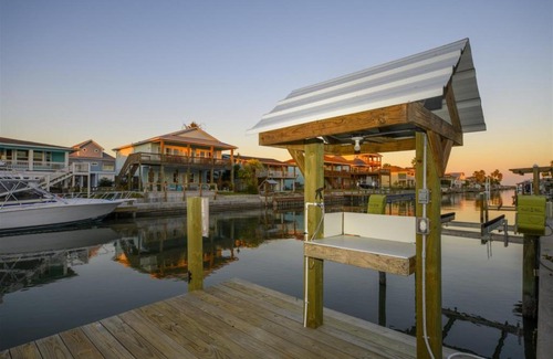 City-by-the Sea House | Dolphin Paradise