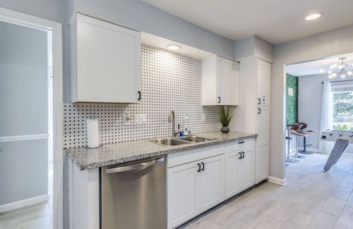 McNeil House | Domain🏰 Heated Pool 🩱 Hot Tub🌊Foosball⚽ Arcade🎮 4BR🏠 9Beds👨‍👩‍👦‍👦