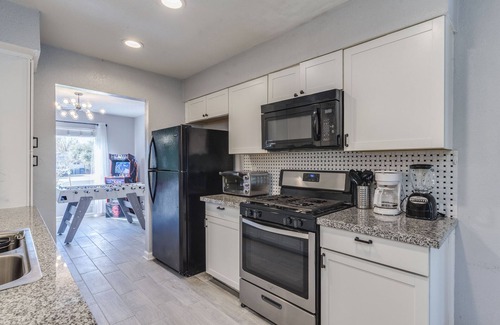 McNeil House | Domain🏰 Heated Pool 🩱 Hot Tub🌊Foosball⚽ Arcade🎮 4BR🏠 9Beds👨‍👩‍👦‍👦