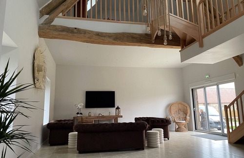 Lorcy Cottage | Domaine Renovated farm with SPA, 15 sleeps, private parking, near Paris