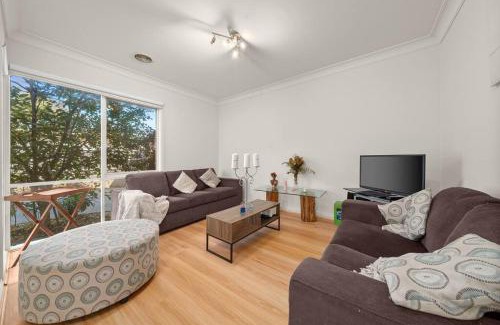 Doncaster East House | Doncaster East Home walking to shops restaurants