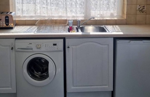 Doncaster House | Doncaster-House-Sleeps8-Parking-Garden