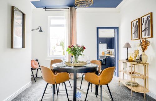 Doncaster House | Doncaster Large Luxury 3 Bedroom House, Sleeps 8, City Centre, Racecourse, Free Parking, by EMPOWER HOMES