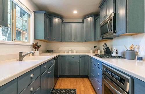 Truckee House | Donner Gem by Tahoe Getaways - Beautifully Updated, Hot Tub, Pet Friendly
