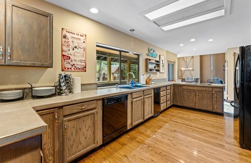 Donner Lake Woods House | Donner Lake - Truckee! One block to West End Beach/10 minutes to Sugar Bowl!