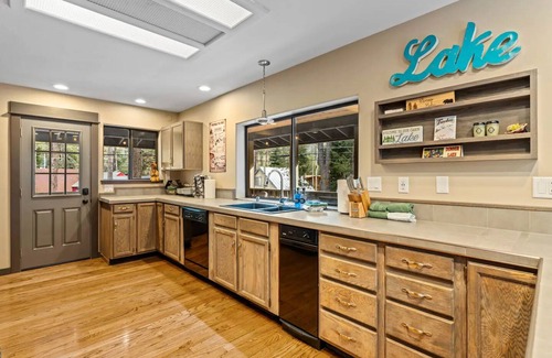 Donner Lake Woods House | Donner Lake - Truckee! One block to West End Beach/10 minutes to Sugar Bowl!