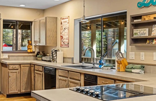 Donner Lake Woods House | Donner Lake - Truckee! One block to West End Beach/10 minutes to Sugar Bowl!