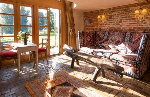 Sudbury House | Dons Barn a Stunning cottage just a walk across the fields to a great pub