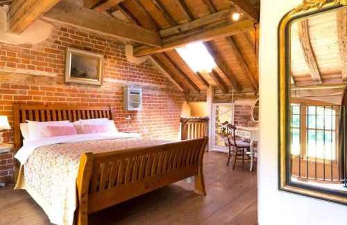 Sudbury House | Dons Barn a Stunning cottage just a walk across the fields to a great pub