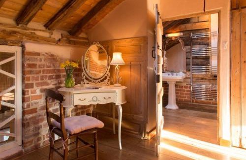 Sudbury House | Dons Barn a Stunning cottage just a walk across the fields to a great pub