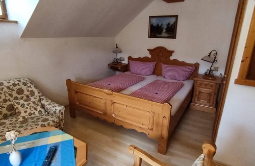 Klingenthal Bed & Breakfast | Doppelzimmer , Dusche, WC, 3 Aufb. Mgl. - Berggasthaus Schöne Aussicht