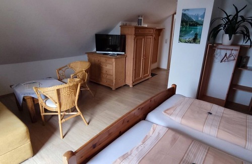 Klingenthal Bed & Breakfast | Doppelzimmer , Dusche, WC, 2 Aufb. Mgl. - Berggasthaus Schöne Aussicht