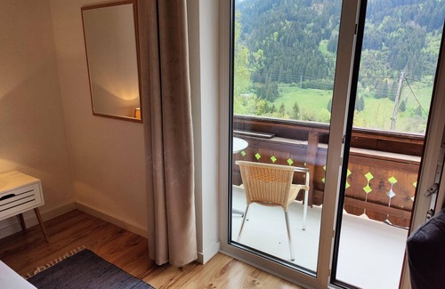 Kraa Apartment | Doppelzimmer mit Balkon - Pension Almhof
