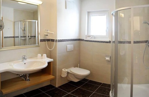 Haus im Ennstal House | Doppelzimmer mit Dusche, WC - Komfort - Panoramahotel Gürtl