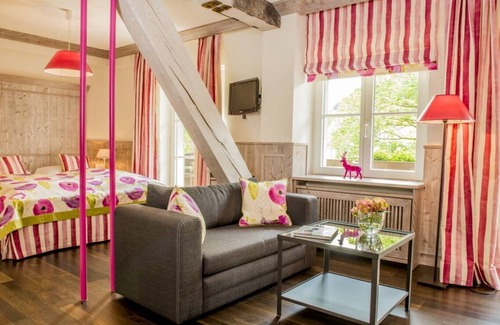 Kirchzarten Apartment | Doppelzimmer "Schwarzwald-Pop" mit WC und Dusche