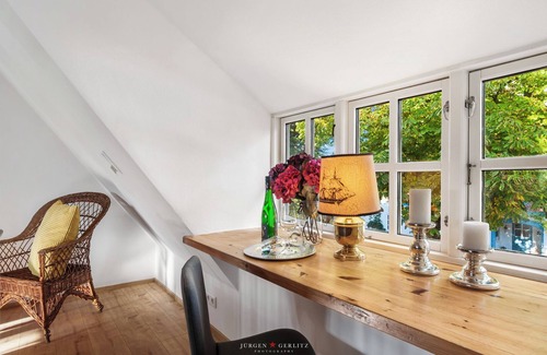 Steinberghaff Apartment | Dornröschen II - thatched roof house, terrace, garden furniture, shower bath, WLAN, TV