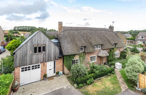 Whitcombe House | Dorset Thatched Cottage in the Heart of a Broadmayne close to the jurassic coast