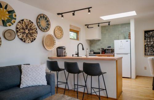 Downtown Santa Fe House | Dos Hermanas Casita 4 Downtown Courtyard Patio