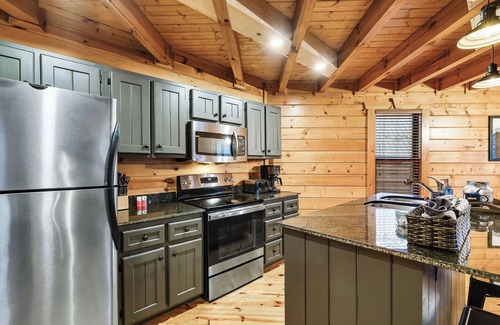 White Oak Lodge Cabin | Dottie’s Place by Beyond Expectations – Smoky Mtn Getaway w/Resort Perks