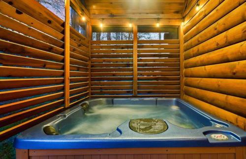 White Oak Lodge House | Dotties Place Hot Tub, Arcade, Resort Gameroom
