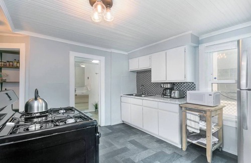 Madison Cottage | Doty St*2BR historic cottage near Lakes,Capitol,UW Campus & hospitals w/parkingn