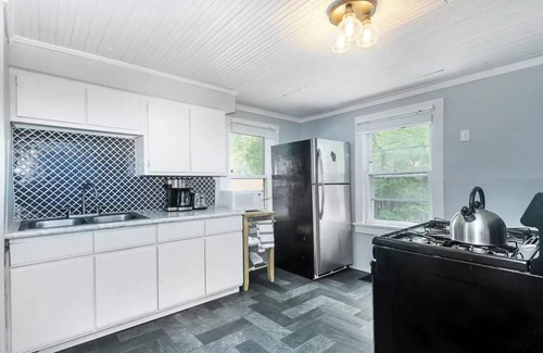 Madison Cottage | Doty St*2BR historic cottage near Lakes,Capitol,UW Campus & hospitals w/parkingn