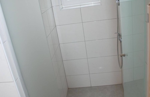 Klopein Bed & Breakfast | Double room, bathroom, WC, garden side with balcony - Pension Agnes