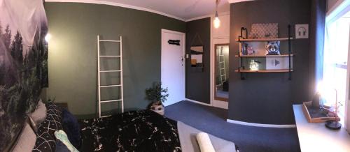 Hamilton East House | double bed guest room